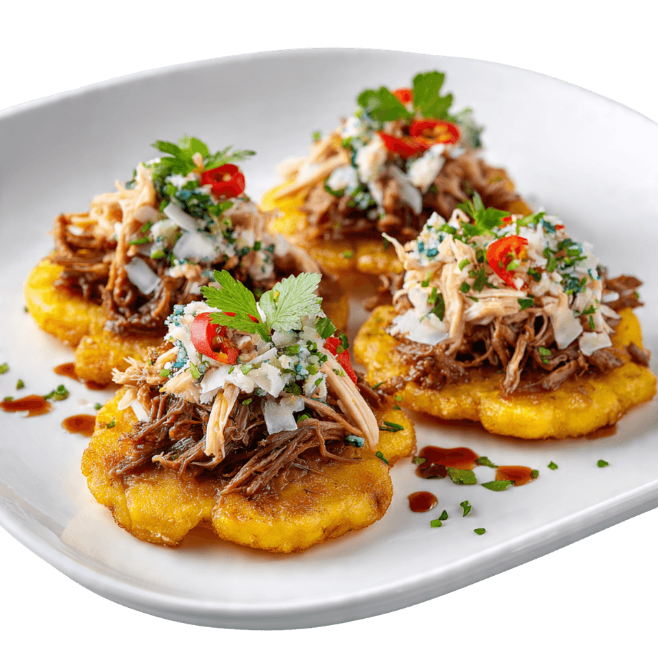Cuatro patacones de pollo o carne con vegetales, jamón york y queso gratinado, servidos con un refresco de 1,25 litros para compartir en grupo