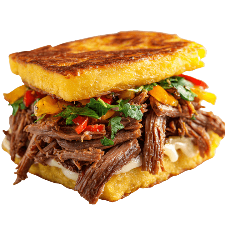 Dos patacones de pollo o carne con vegetales, jamón york y queso gratinado, servidos con un refresco de 1,25 litros