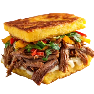Patacón de carne con vegetales, jamón y quesos